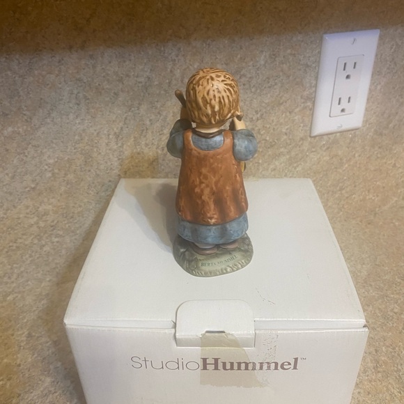 Studio Hummel - Picture 5 of 5